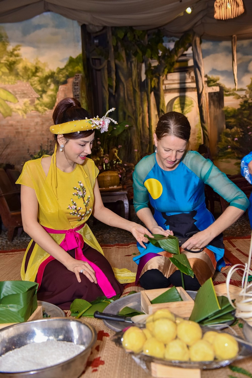 在装扮五颜六色的温馨空间里，国际嘉宾很高兴有机会品尝各种越南美食。图自越通社