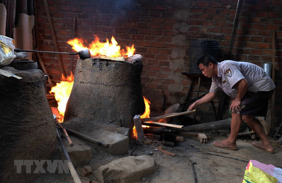 春节将至，当地各生产户的窑炉总是不熄火，为春节市场赶制年货。越通社记者 阮勇 摄