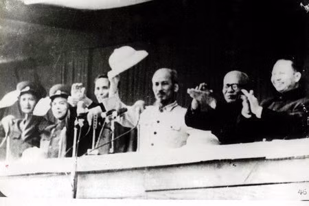 1955年1月1日， 为了庆祝胡志明主席重返首都，河内成千上万居民已举行了集会和游行欢迎仪式。图自越通社