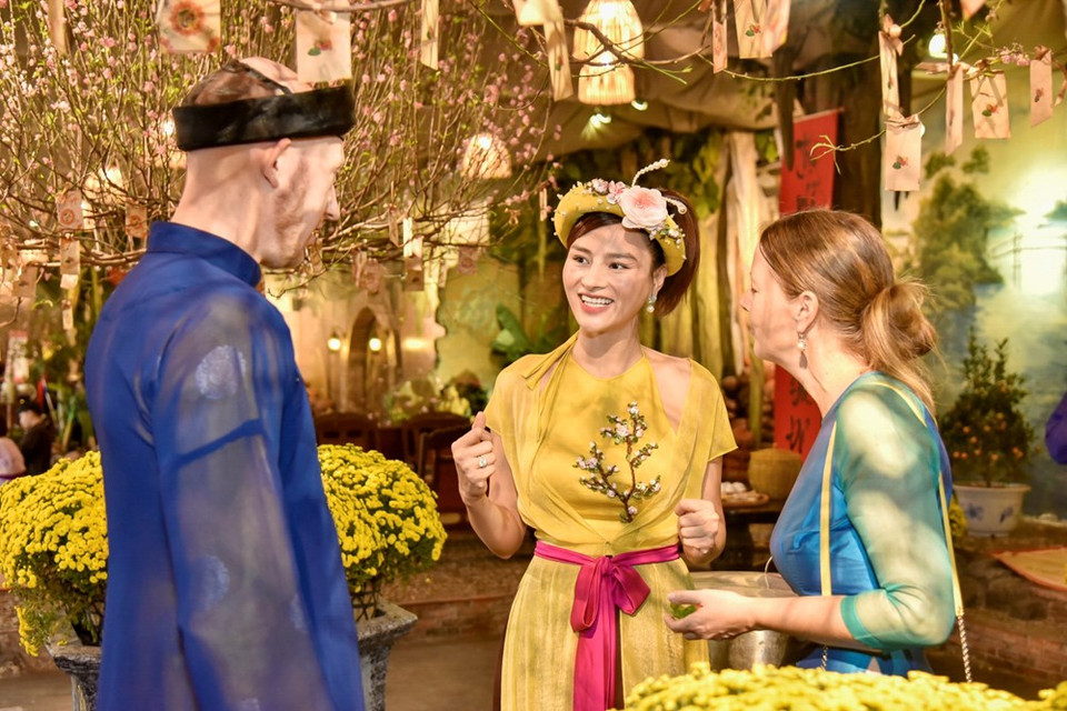 讲解员向国际友人介绍越南传统春节。图自越通社