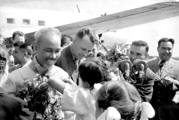 1955年7月10日，苏联在新西伯利亚机场举行仪式，欢迎胡志明主席对苏联进行正式友好访问。图自越通社