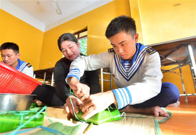 生存岛上的干部、战士和人民一起包粽子。 越通社记者 文勇 摄