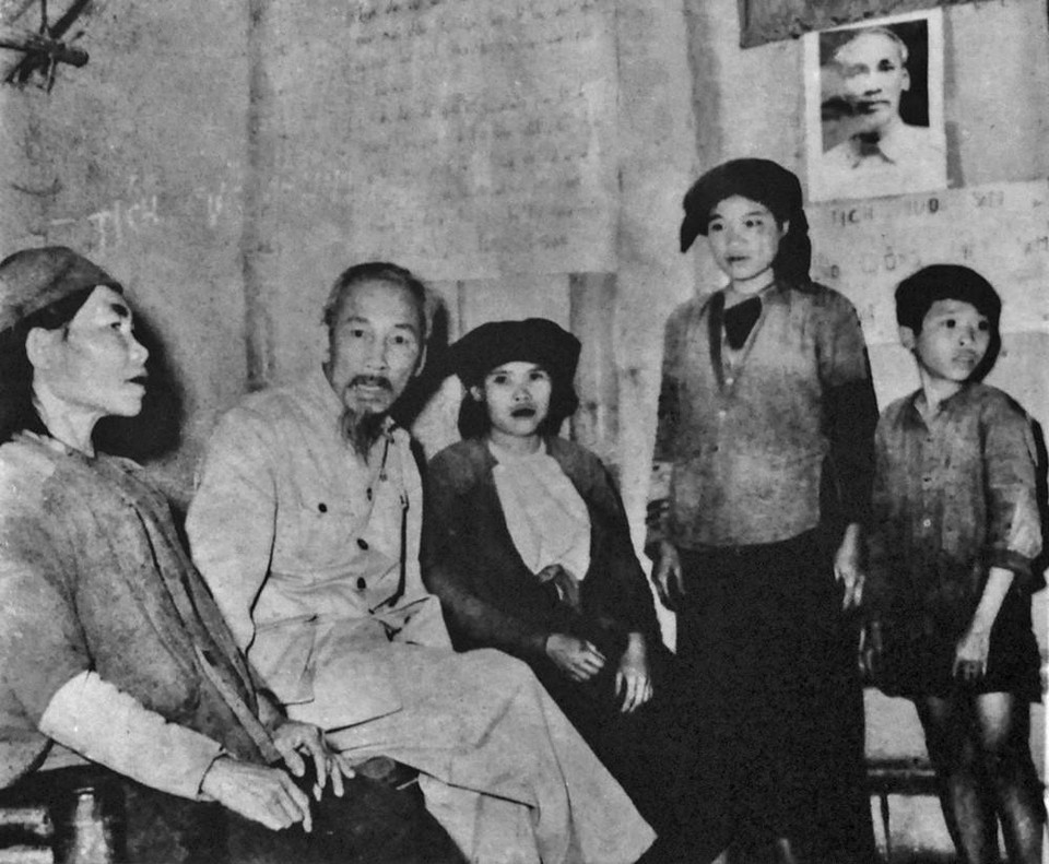1955年2月，胡志明主席走访北江省协和县忠义乡在土地改革中获得土地的一个农户。图自越通社