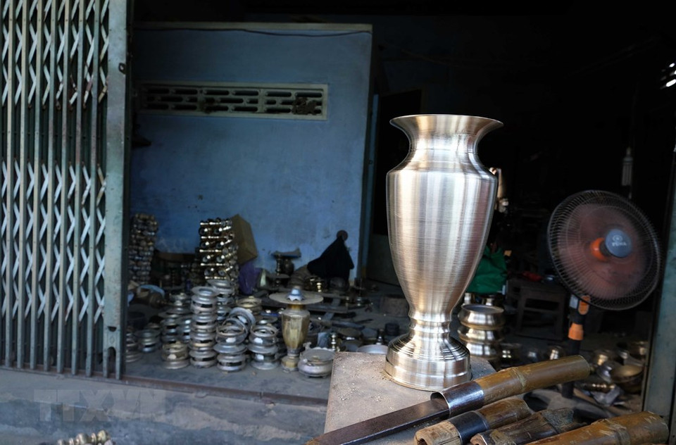 刚完成造型工序，等待打磨的铜器。越通社记者 阮勇 摄