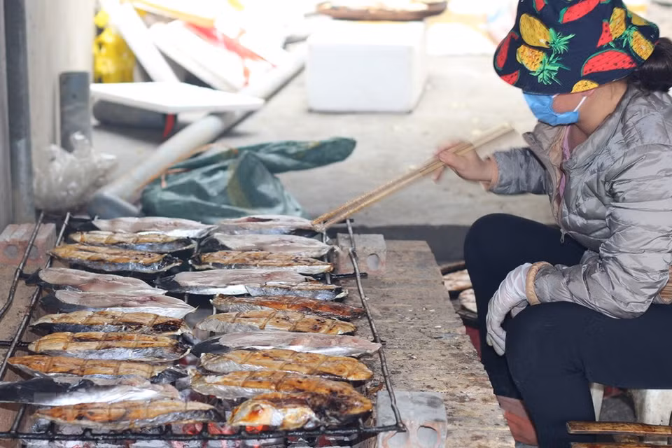 当地居民忙着烤鱼，力争完成年底的订单。随着春节即将到来，订购烤鲭鱼的数量也有所增加。越通社记者 啸思 摄