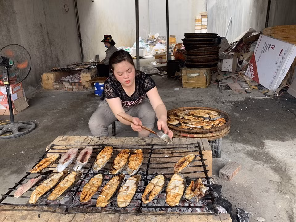 在烤鱼过程中，要保持火候，让鲭鱼满满熟透而鱼皮不焦。烤出来的鱼必须呈黄白色，色泽均匀。越通社记者 啸思 摄