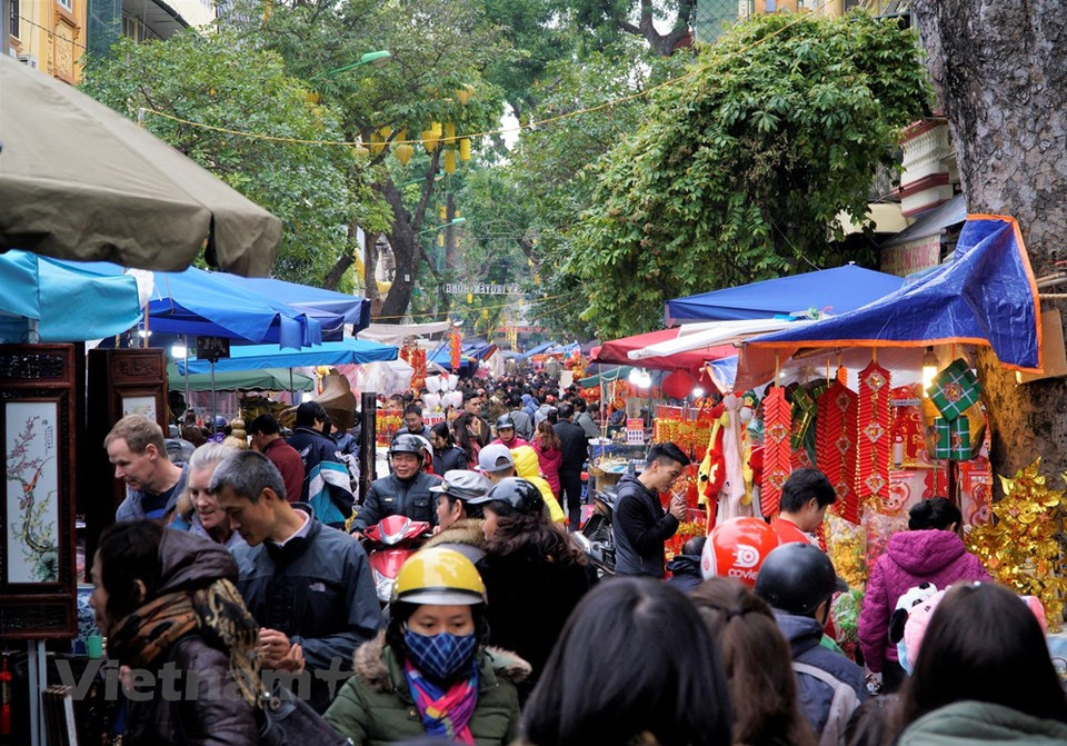 人们在喜庆氛围中进行购物。越通社记者 明孝 摄