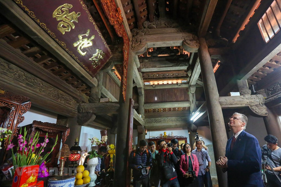 丹尼尔大使对金莲寺的景观感到印象深刻。图自Vietnam+