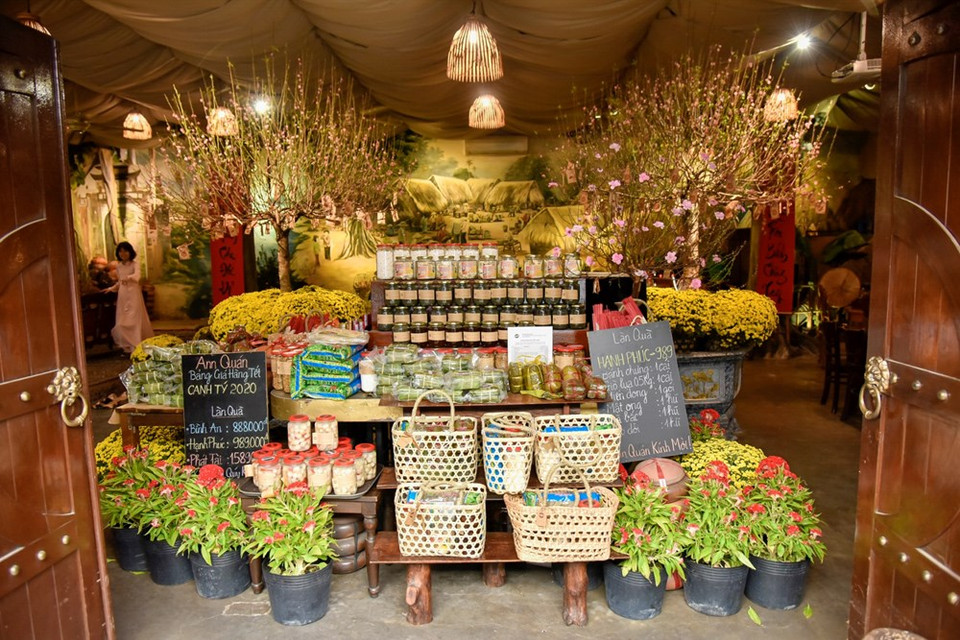 越南人春节饭桌上必不可少的各种菜肴。图自越通社
