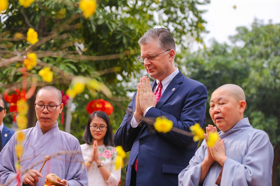 尽管曾经有两年在越南过年，但这是丹尼尔大使首次参加放生鲤鱼仪式。图自Vietnam+