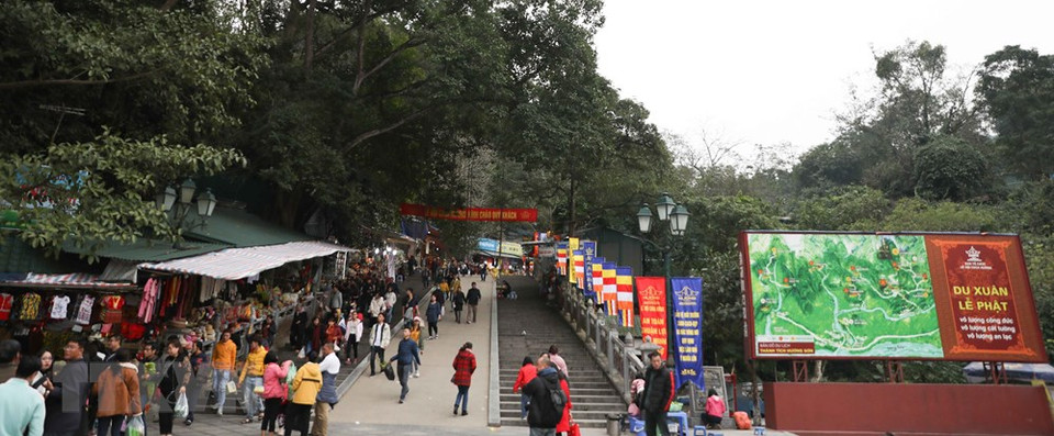 正月初五下午前往香迹寺参观拜佛的游客。越通社记者 青松 摄