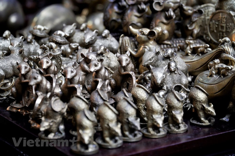 在越南民间观念中，老鼠象征着开始、幸运和富足。因此，人们相信，摆设老鼠吉祥物可让家里财源广进、繁荣昌盛。越通社记者 明孝 摄