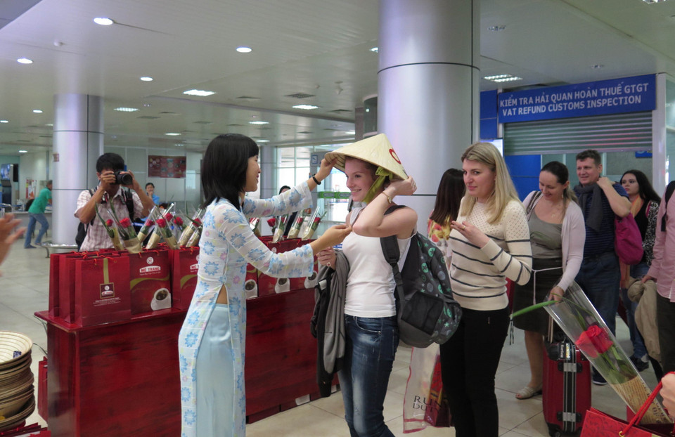 俄罗斯全禄航空公司（Transaero airlines）的波音767号飞机承载220名俄罗斯游客抵达金兰国际航空港，正式开通从俄罗斯多莫杰多沃（Domodedovo）机场到庆和省芽庄市的往返直达航线。图自越通社