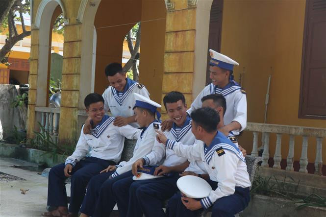 生存岛上战士在操练后的休息时间。越通社记者 阮文日 摄