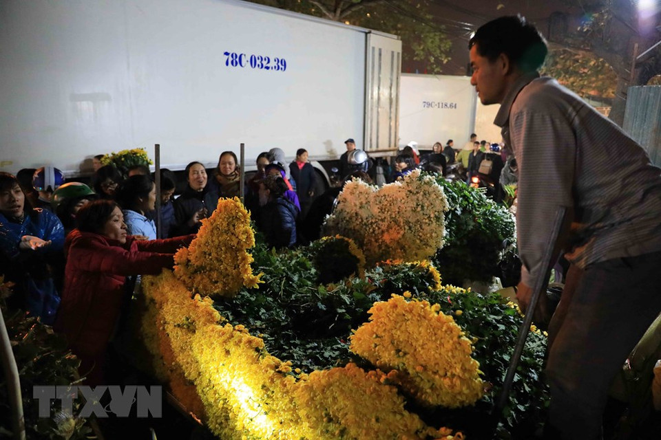 漂亮的花很快就卖光。越通社记者 日英 摄