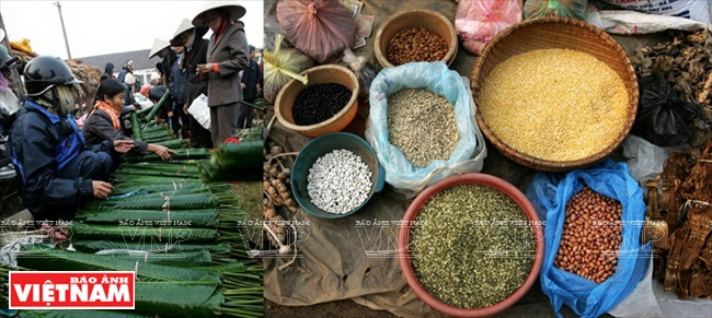 在北部平原地区集市摆卖过年用的粽叶、糯米、干笋、木耳等。