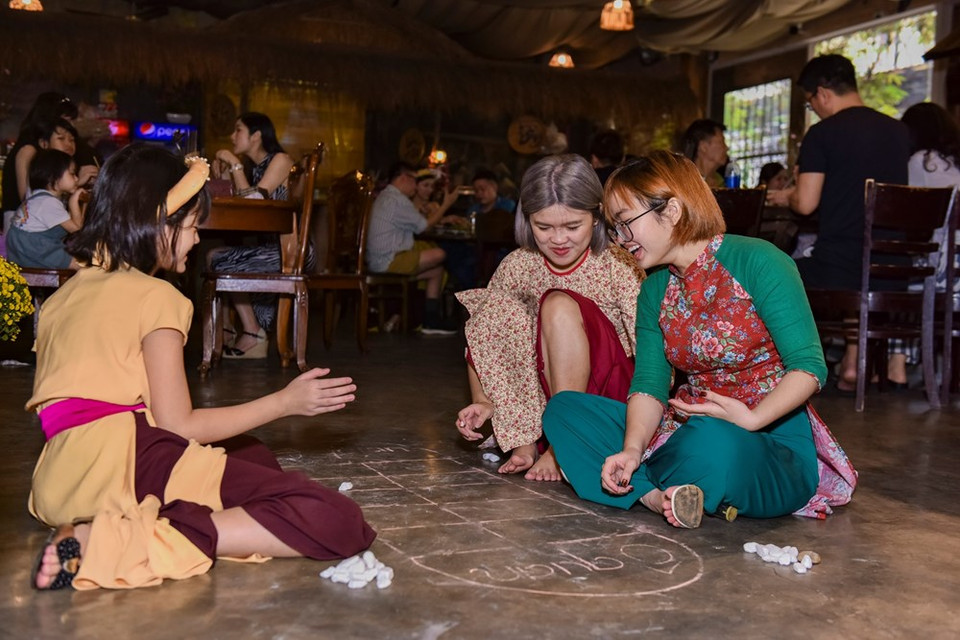 外国朋友也可以参加各种越南民间游戏，如播棋等。图自越通社