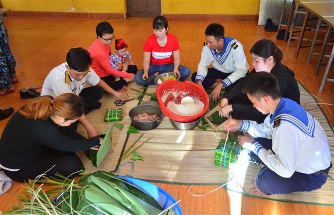 生存岛上的干部、战士和人民一起包粽子。 越通社记者 文勇 摄