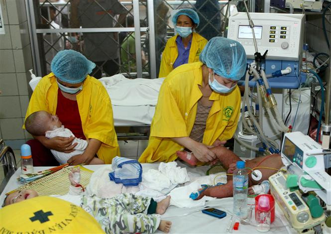 在革新开放过程中，越南卫生领域取得诸多成就。中央热带医院医生为儿童患者治疗。越通社记者 贵忠 摄