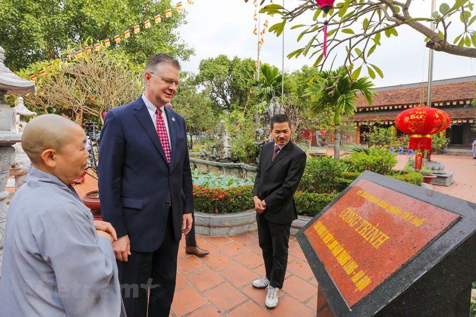 上次丹尼尔•克里滕布林克拜访金莲寺是七月十五，而这次他来金莲寺的主要目的是放生鲤鱼。图自Vietnam+