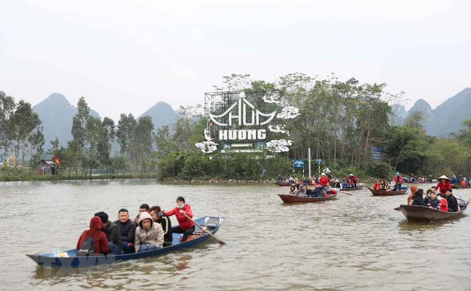 燕泉是游客到香迹寺庙的唯一的途径。倒映着蓝天、青山的燕泉构成一幅难以言表的美景。越通社记者 青松 摄