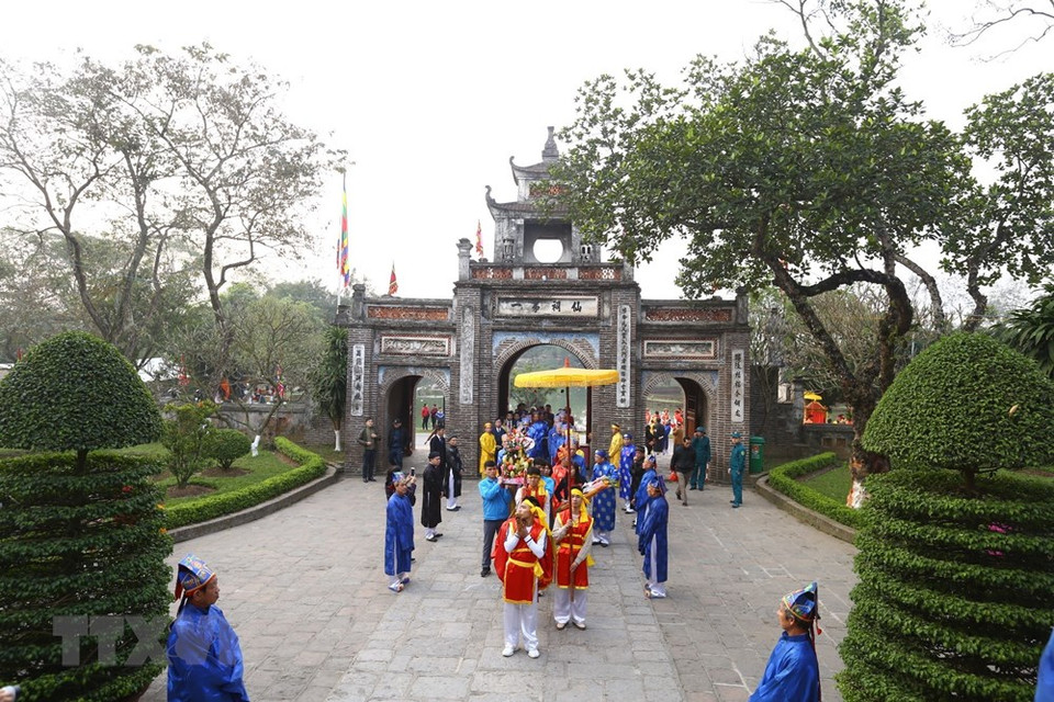 莲河乡居民入庙向安阳王敬献祭品。越通社记者 明决 摄