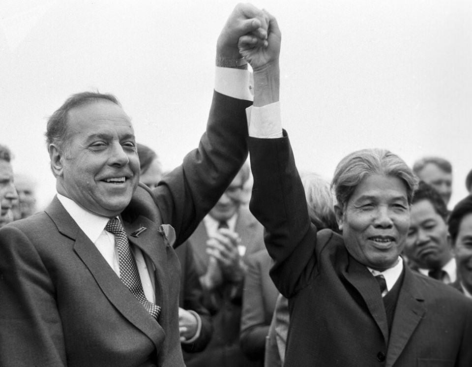 1983年10月31日，越南部长会议副主席杜梅与苏共中央政治局委员盖达尔•阿利耶夫（Geidar Aliev）出席庆祝法莱热电厂一号机组投运的集会。图自越通社