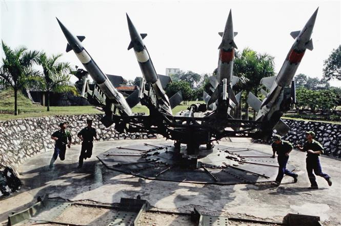 越南人民军队在党的领导下不断发挥革命本质、绝对忠于党、祖国和人民，往正规、精锐、逐步现代化方向发展，在任何情况下为牢牢捍卫祖国做好准备。图自越通社