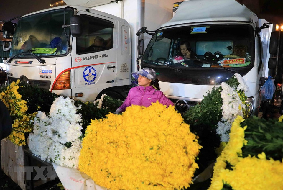 花卉从车上直接运往集市销售，为消费者提供服务。越通社记者 日英 摄