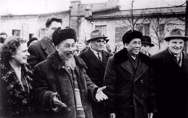 1961年10月，胡志明主席与越共中央第一书记黎笋出席苏联共产党第二十二次代表大会。图自越通社