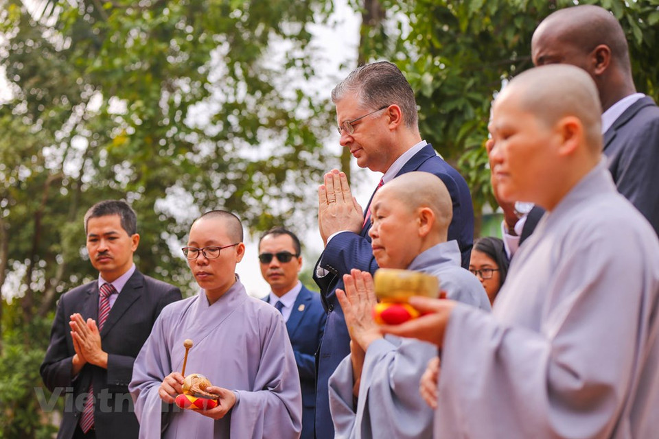 今年是丹尼尔•克里滕布林克大使第三次在越南欢度春节，越南人迎接春节的气氛让他十分兴奋。图自Vietnam+