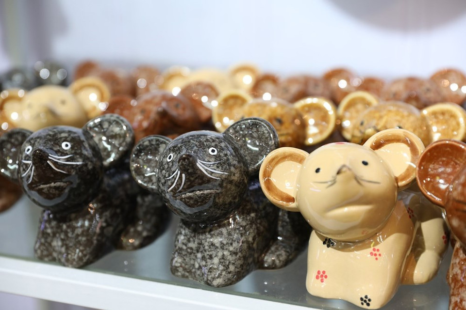 可爱的小老鼠陶瓷摆件可当做春节期间赠送儿童的礼物。越通社记者 成达 摄