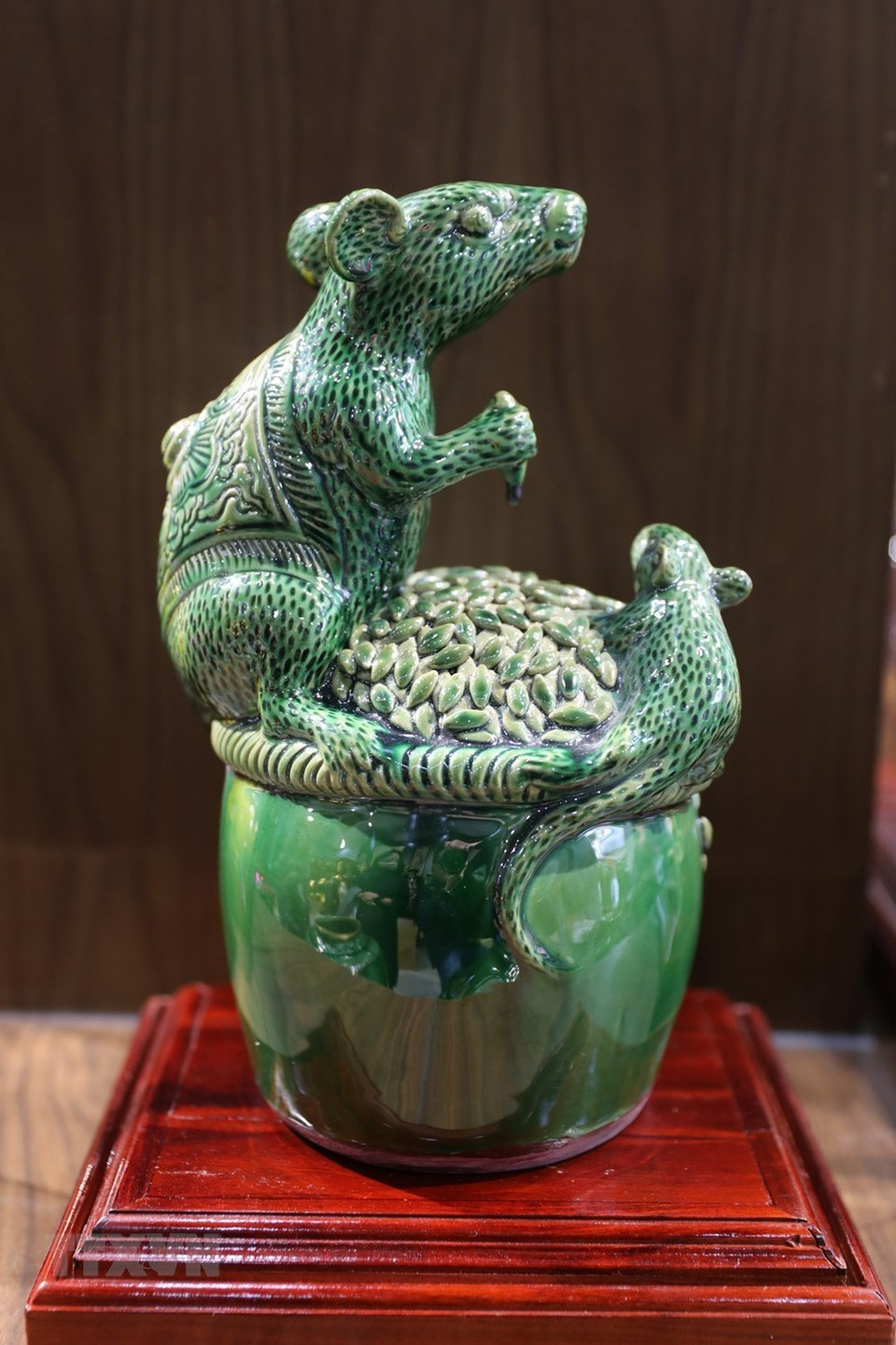 象征着家业兴旺、幸福温饱的老鼠掉进米缸吉祥物摆件是最受欢迎的产品之一。越通社记者 成达 摄