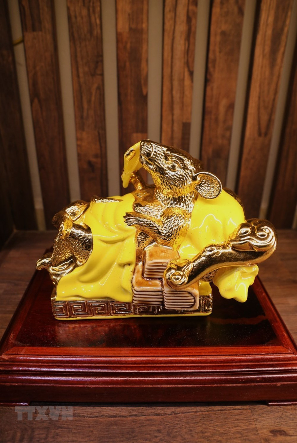 钵场陶瓷村和骄箕金箔制作村的艺人们从传统价值吸取灵感，并推出“庚子奇灵-安乐季节”的生肖鼠吉祥物摆件。越通社记者 成达 摄