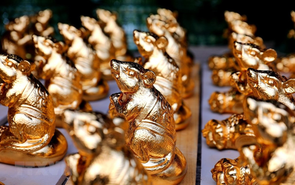 即将上架的陶瓷生肖鼠吉祥物摆件。越通社记者 成达 摄