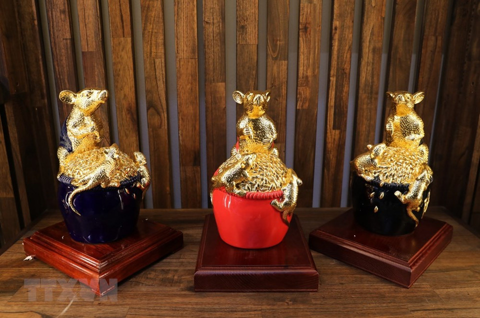 名为“庚子奇灵-安乐季节”的陶瓷镀金生肖鼠吉祥物摆件。越通社记者 成达 摄