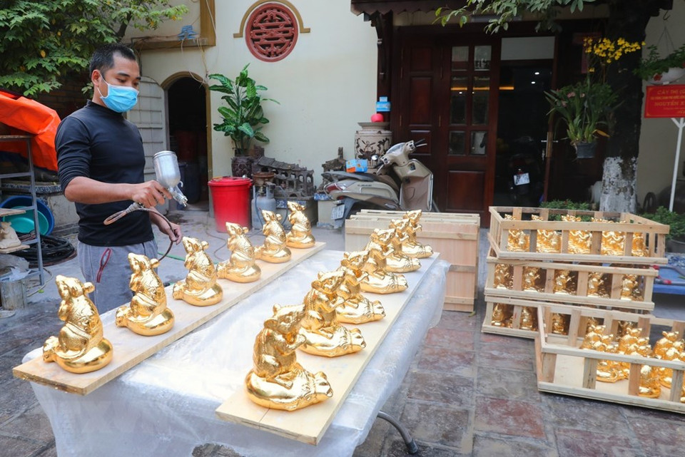 钵场村的艺人们正在完善陶瓷生肖鼠吉祥物摆件。越通社记者 成达 摄