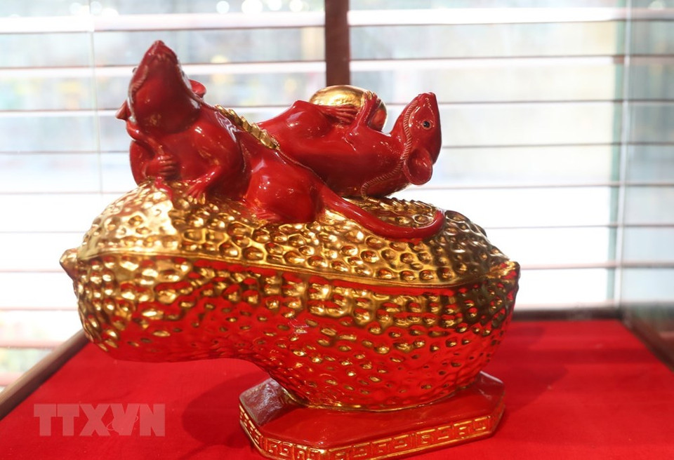 陶瓷镀金生肖鼠吉祥物摆件。越通社记者 成达 摄