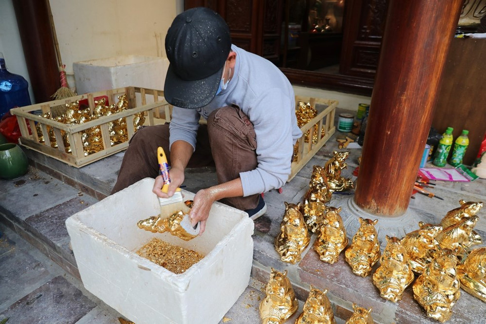 这些产品设计独特，款式多样，质地新颖。越通社记者 成达 摄