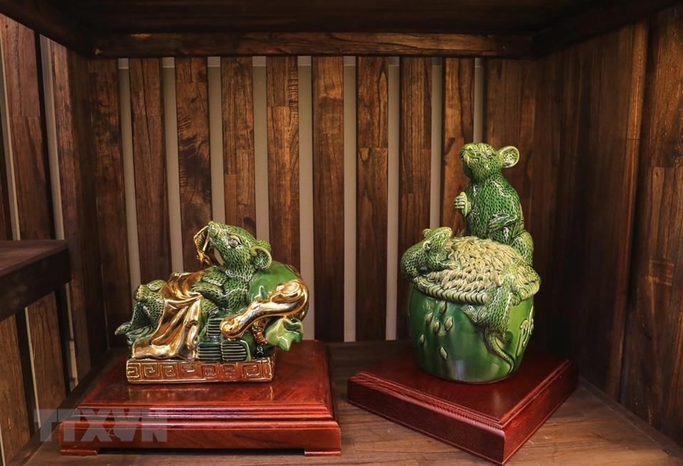 许多消费者对象征着家业兴旺、幸福温饱的老鼠掉进米缸吉祥物摆件青睐有加。越通社记者 成达 摄