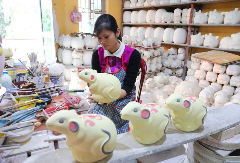 随着春节的到来，吉祥物摆件市场也渐渐升温。越通社记者 成达 摄