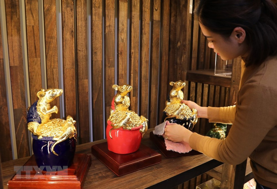 这些生肖鼠吉祥物摆件的价格从一百到数百万越盾一个。越通社记者 成达 摄