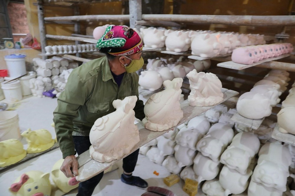 即将放入窑炉的陶瓷产品。越通社记者 成达 摄