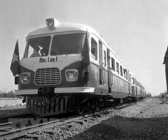 名为“独立”的越南首辆铁路客车由河内嘉林火车厂成功研发与制造。图自越通社