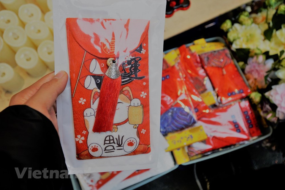 在马行街上出售的设计醒目、款式多样的各种新年红包。越通社记者 明孝 摄