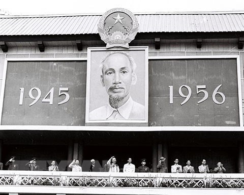 1956年9月2日，胡志明主席和党、国家领导在河内巴亭广场出席了国庆节庆典。图自越通社
