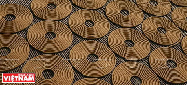 顺化人在祖先供台燃烧的盘香。