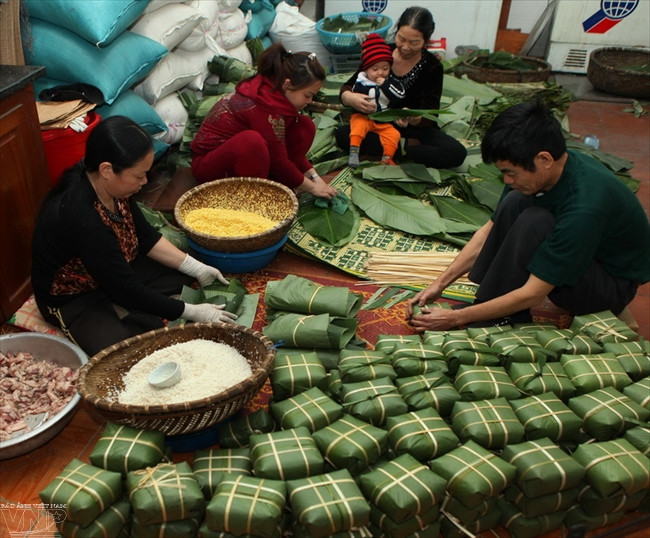 河内筝曲粽子村村民忙碌地包粽子。