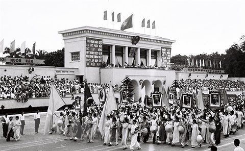 1959年9月2日，庆祝国庆节游行活动在首都河内巴亭广场举行。图自越通社