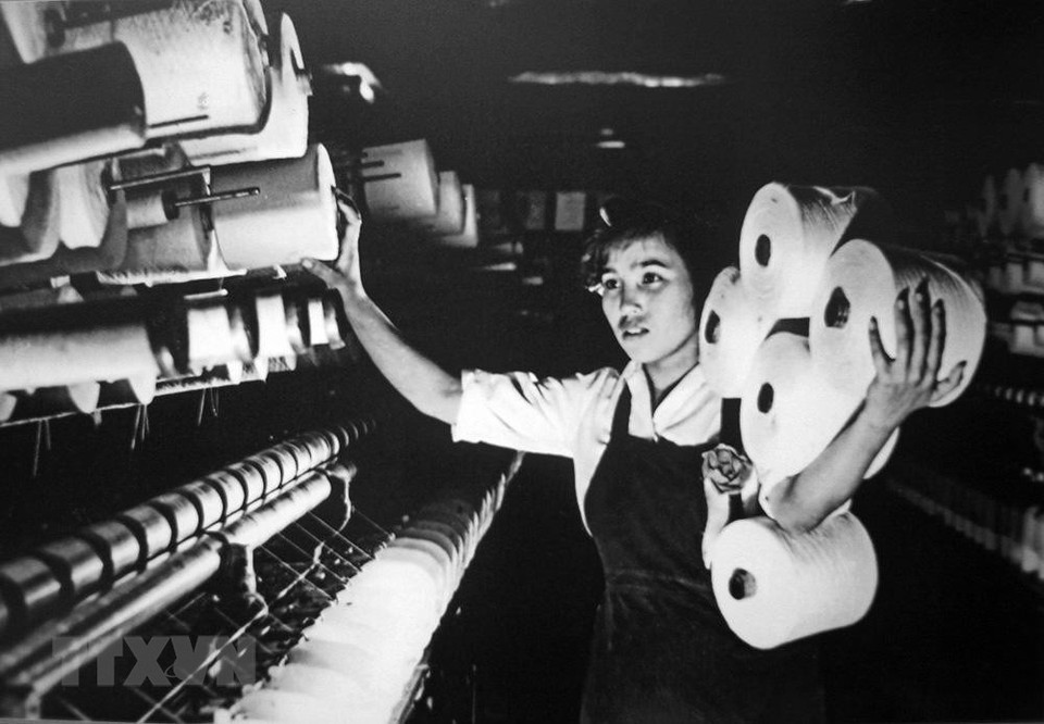 3•8纺织厂于1960年动工兴建，并于1965竣工。该纺织厂连续几年超额完成既定目标，为国家经济发展作出重要贡献。图自越通社